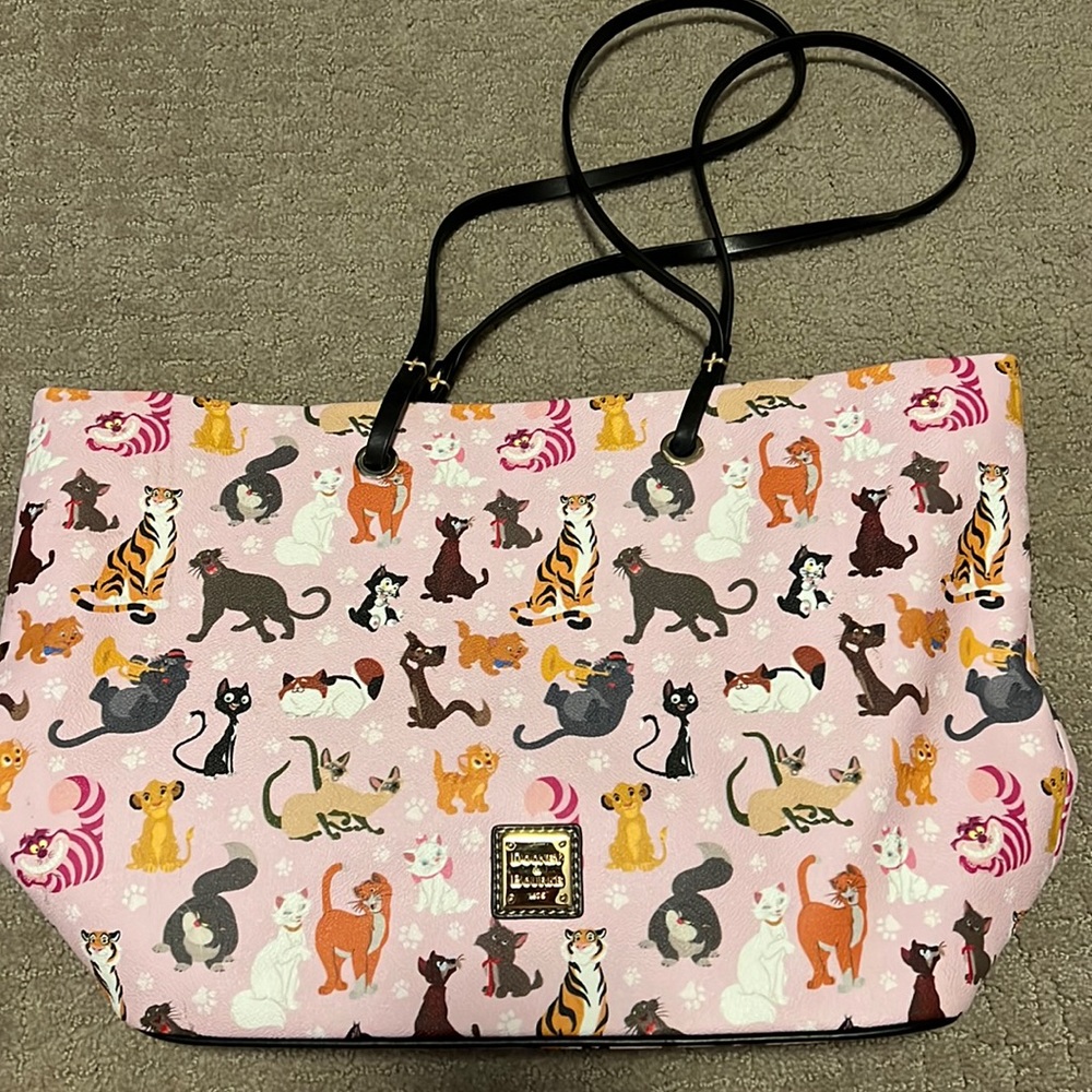 lightly used Dooney & Bourke Disney Cats bag.  bag is in like new condition.